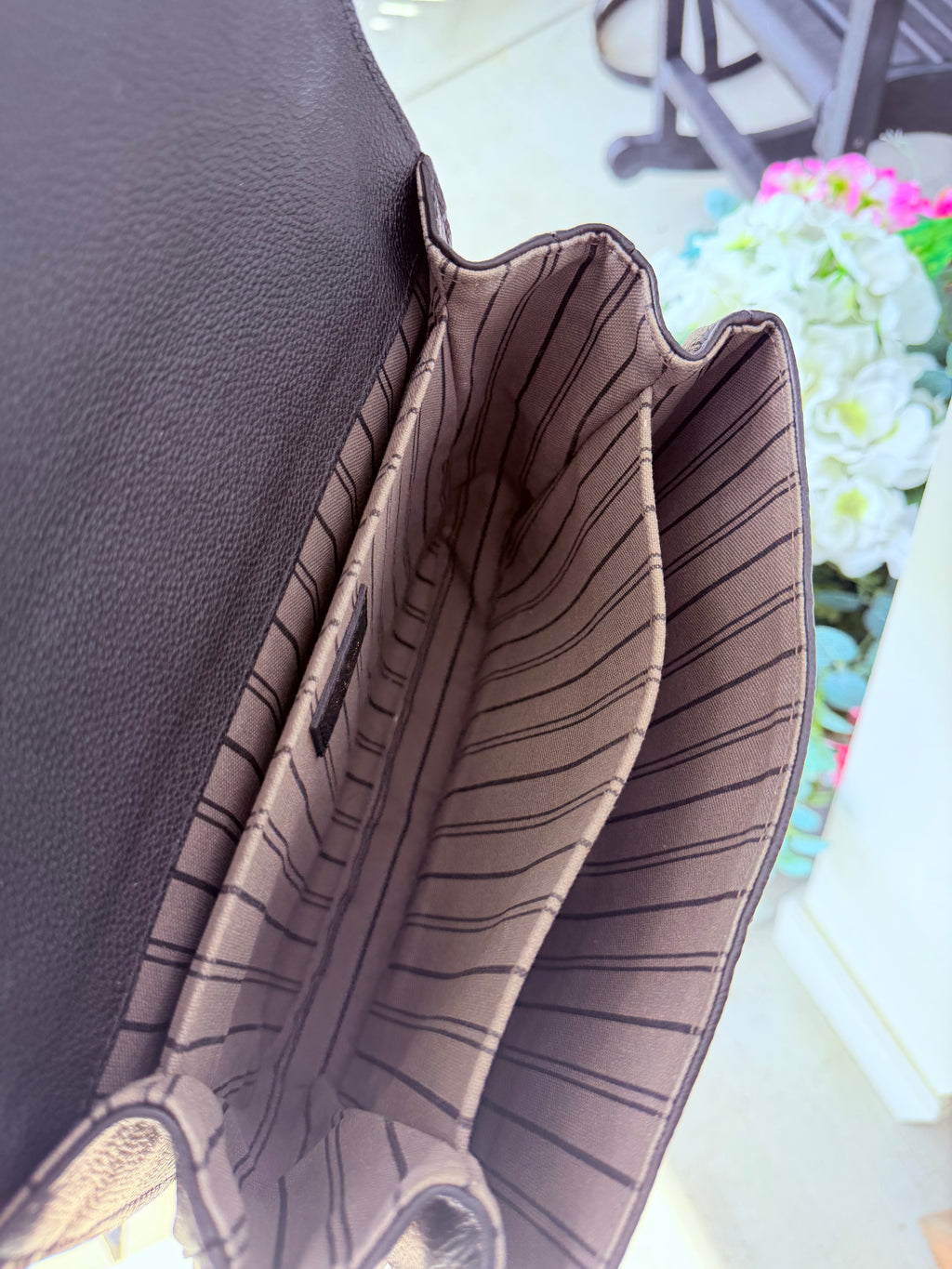Louis Vuitton Métis Black