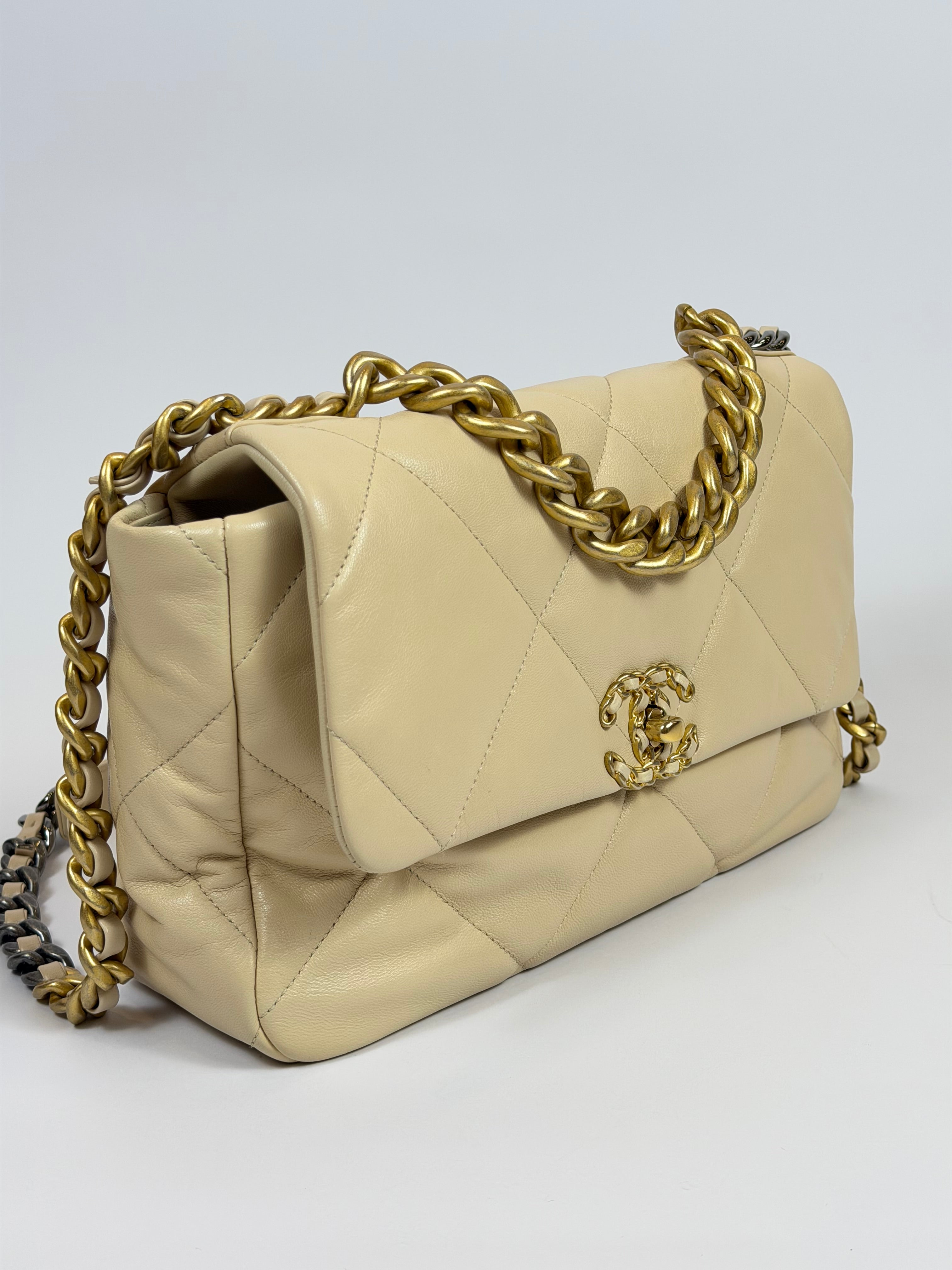 Chanel Medium 19