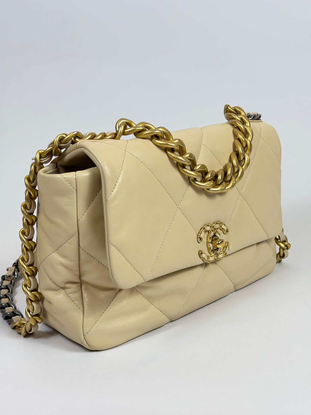 Chanel Medium 19