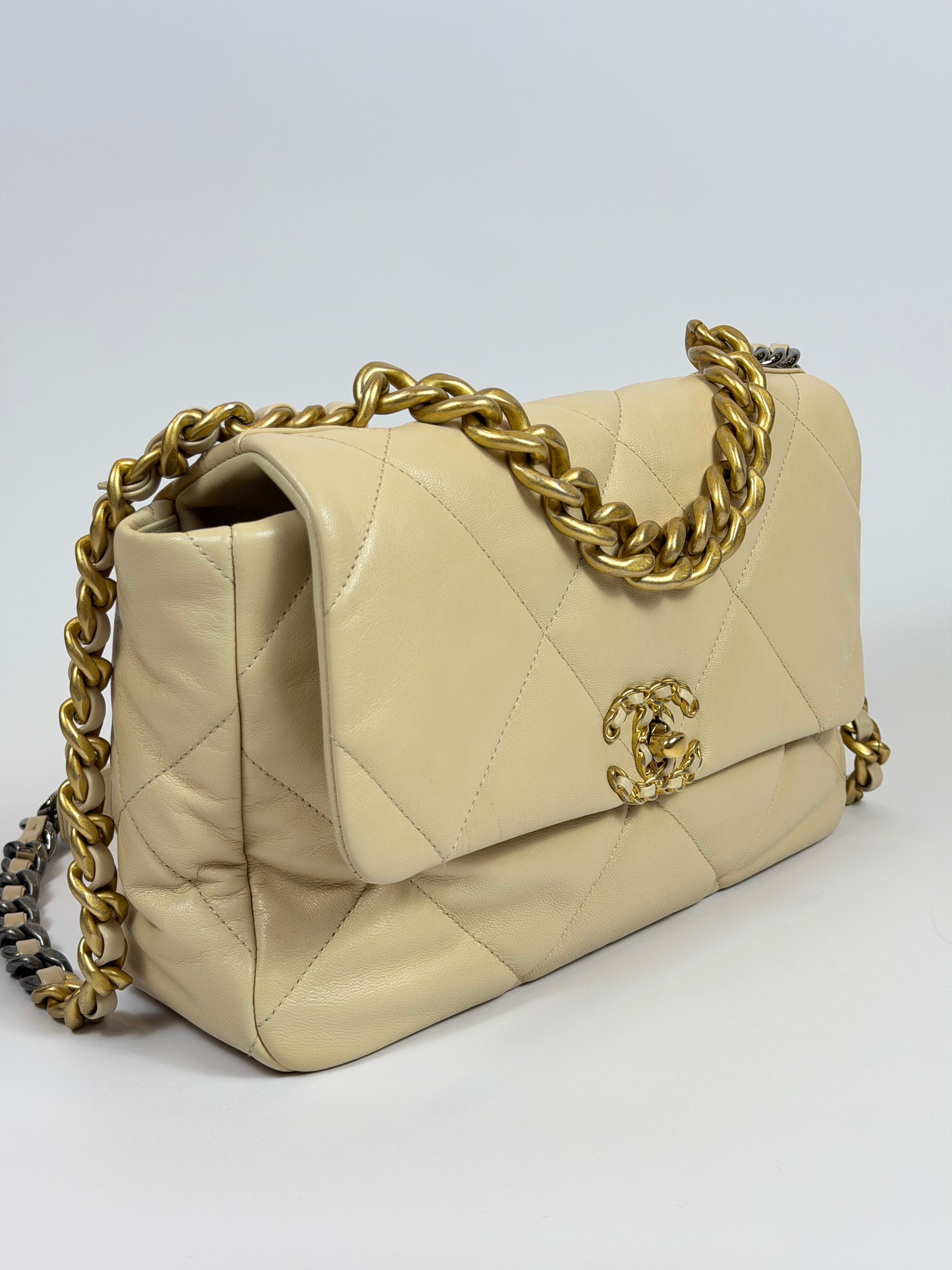 Chanel Medium 19