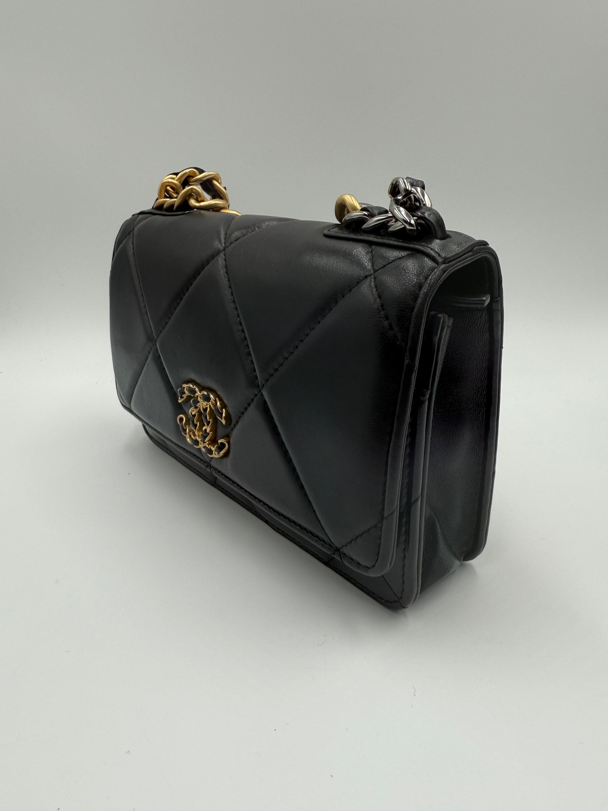 Chanel 19 WOC