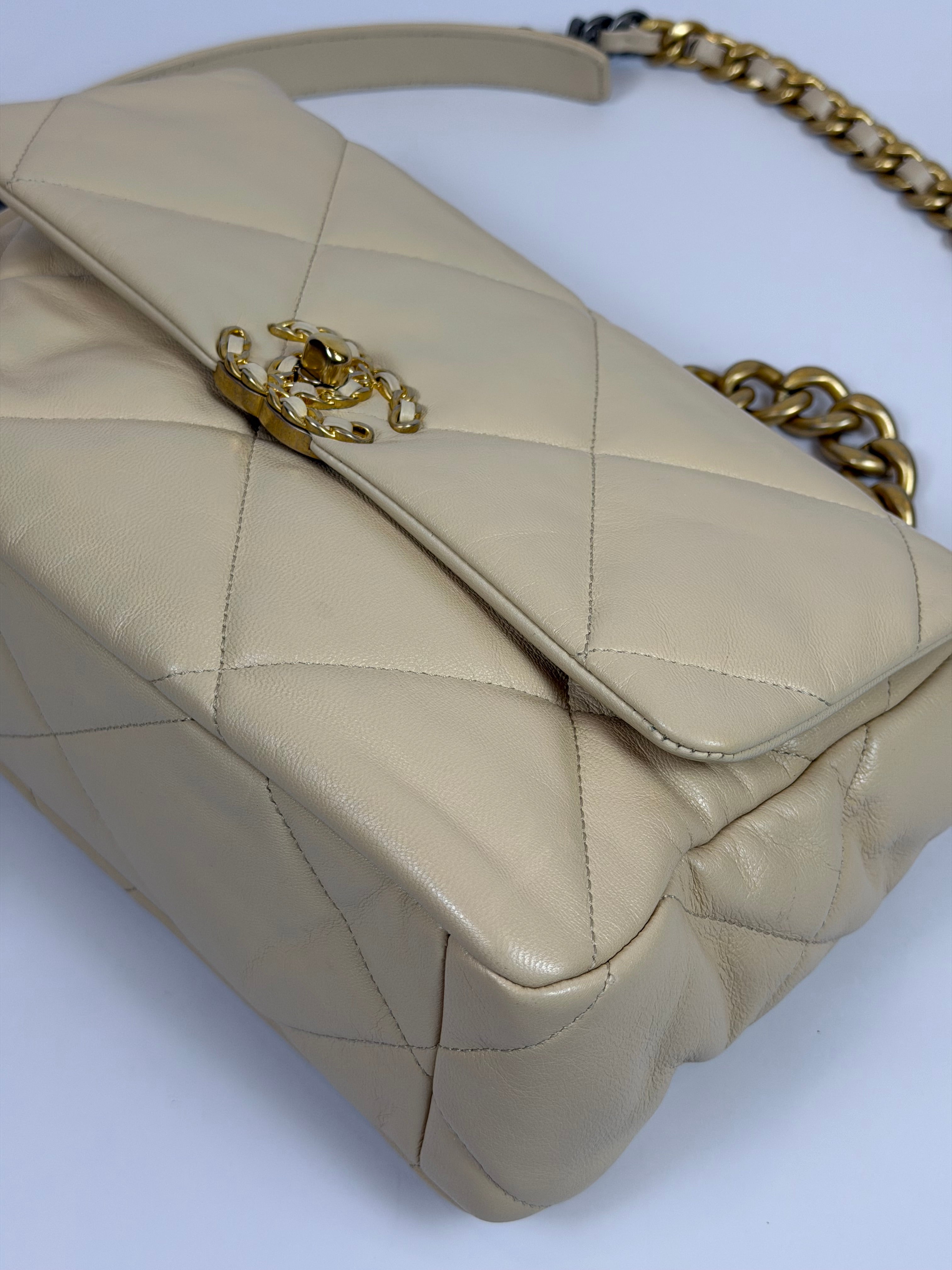 Chanel Medium 19
