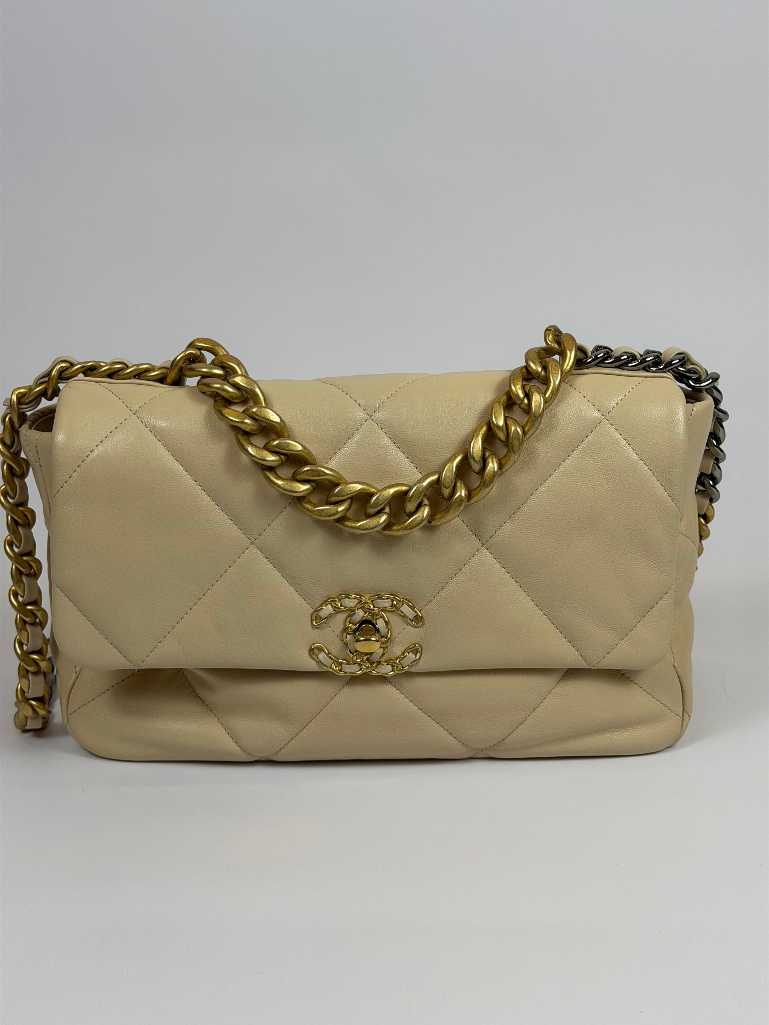 Chanel Medium 19
