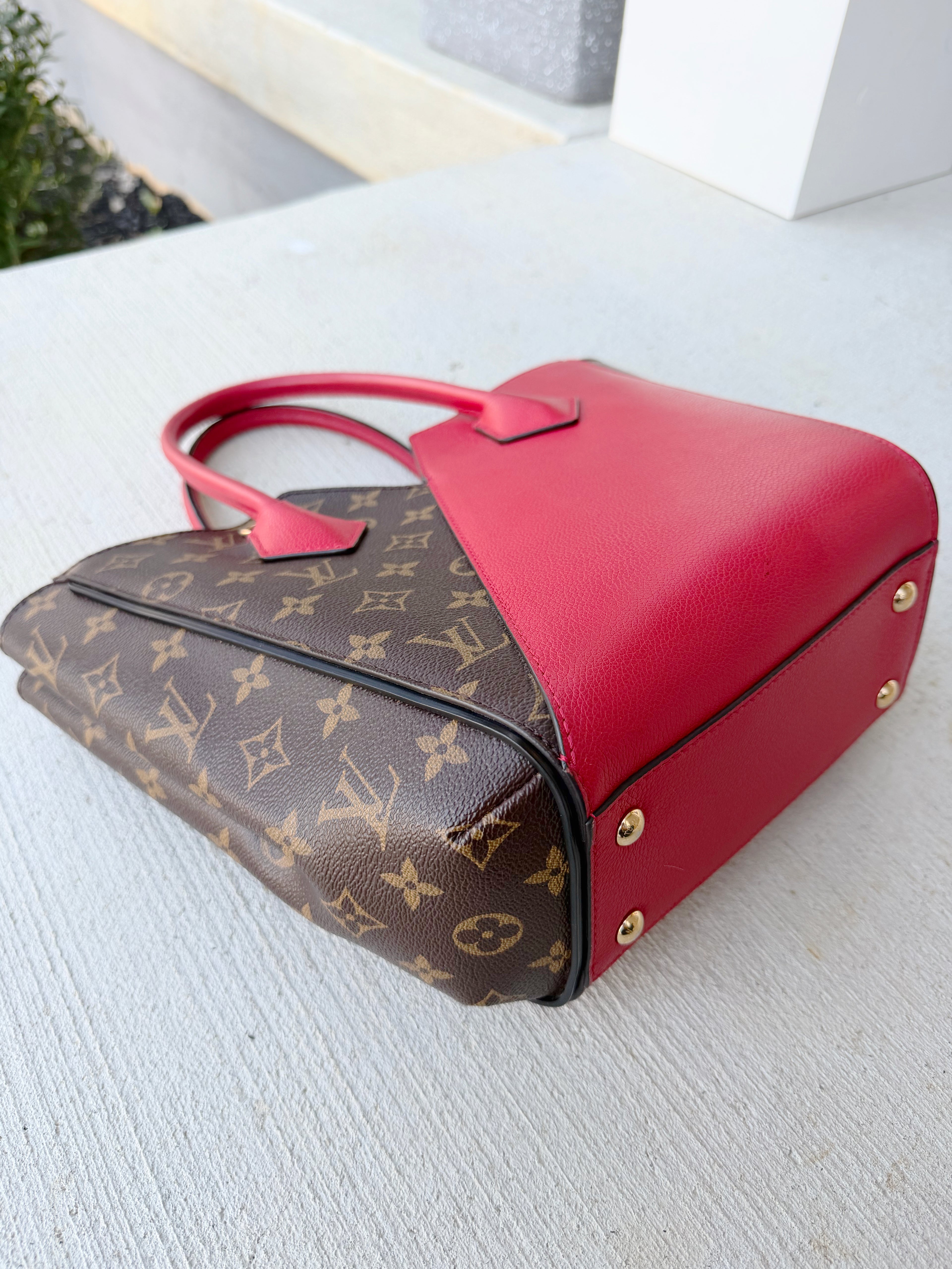 Louis Vuitton V Tote