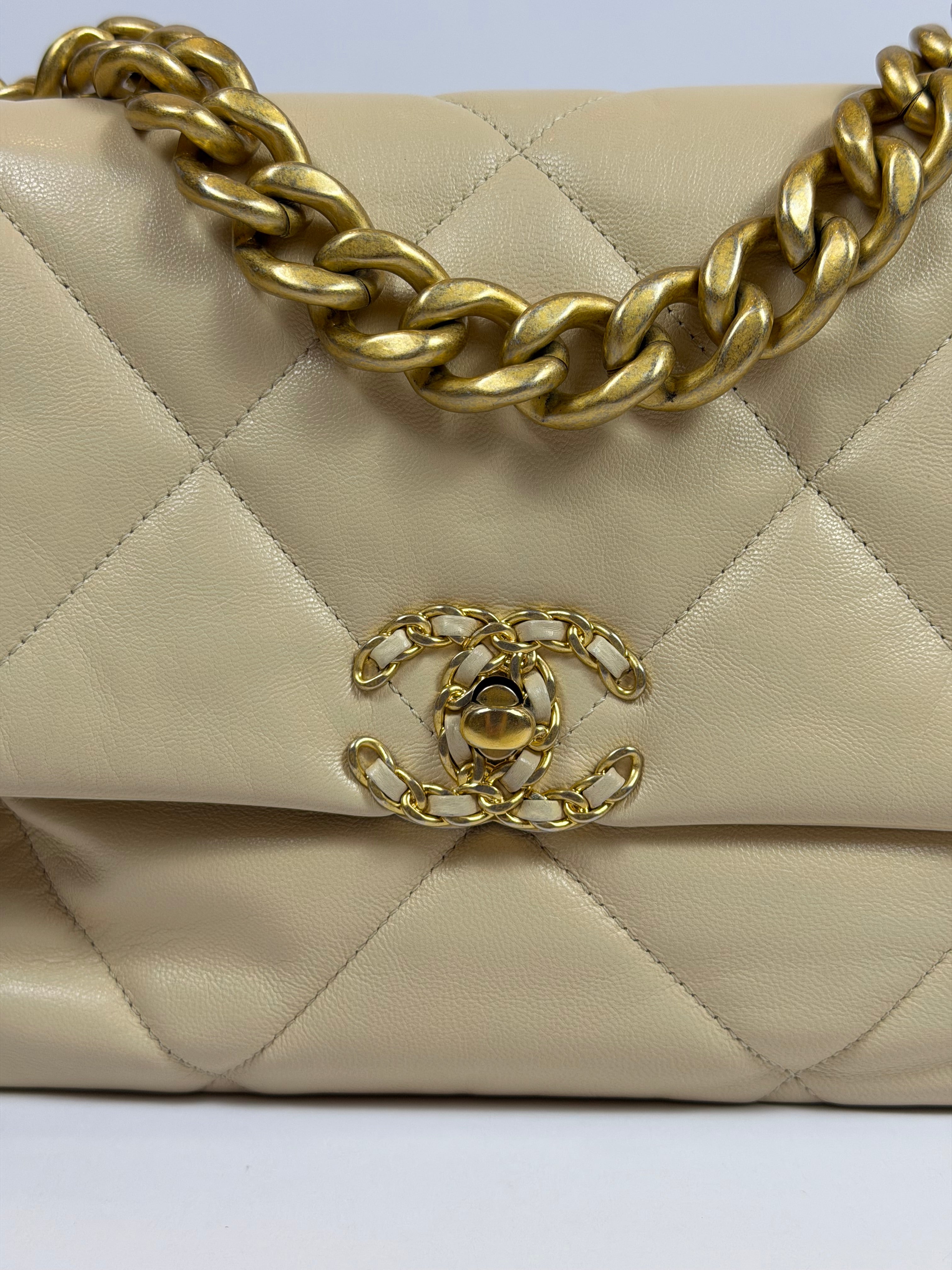 Chanel Medium 19