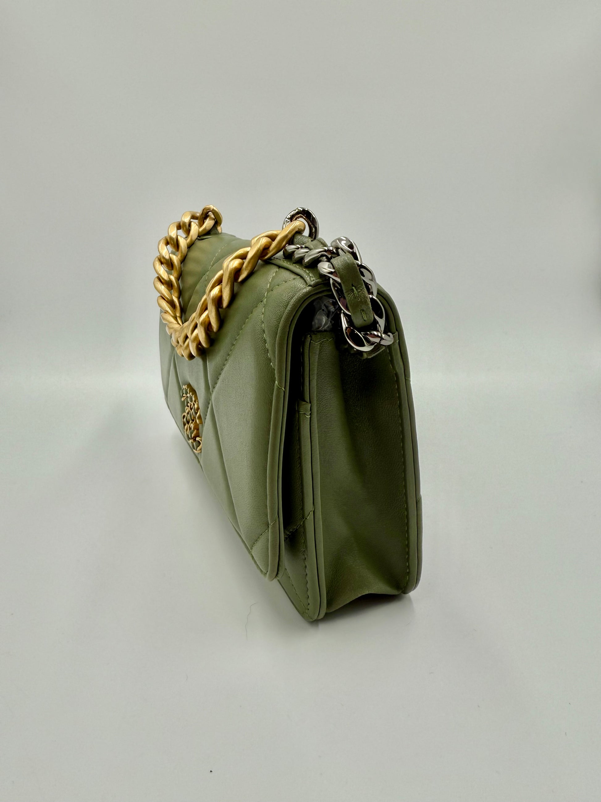 Chanel 19 WOC