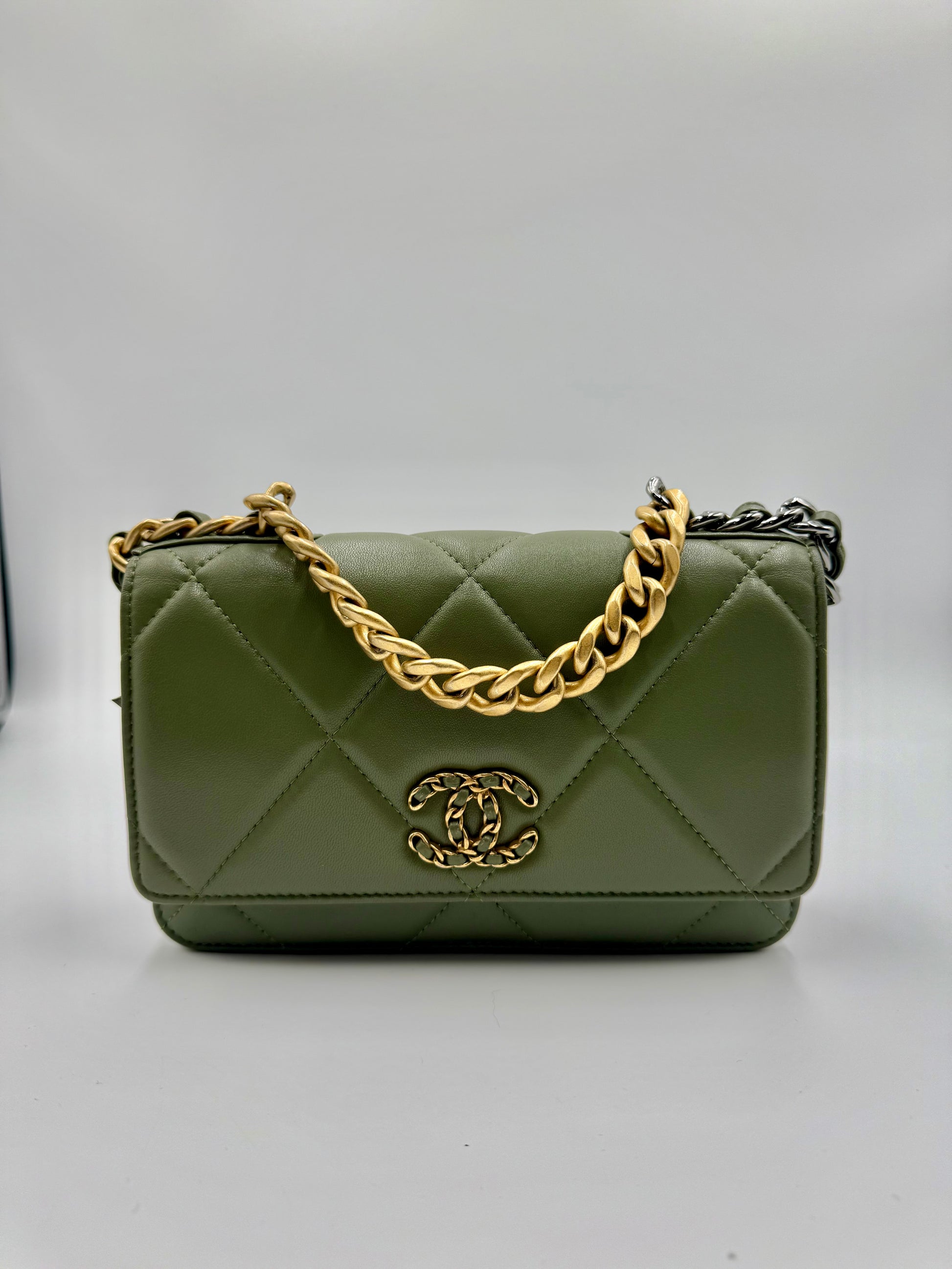 Chanel 19 WOC